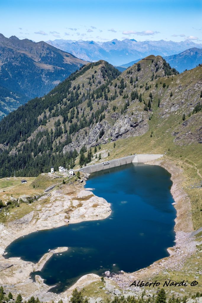 Il Lago di Pescegallo, scendendo dalla cima del Monte Ponteranica. Foto Alberto Nardi