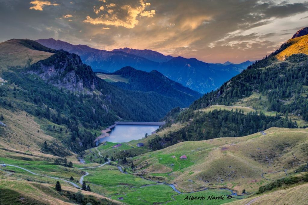 Il Lago di Valmora visto dal sentiero per il Passo di Verrobbio. Foto Alberto Nardi