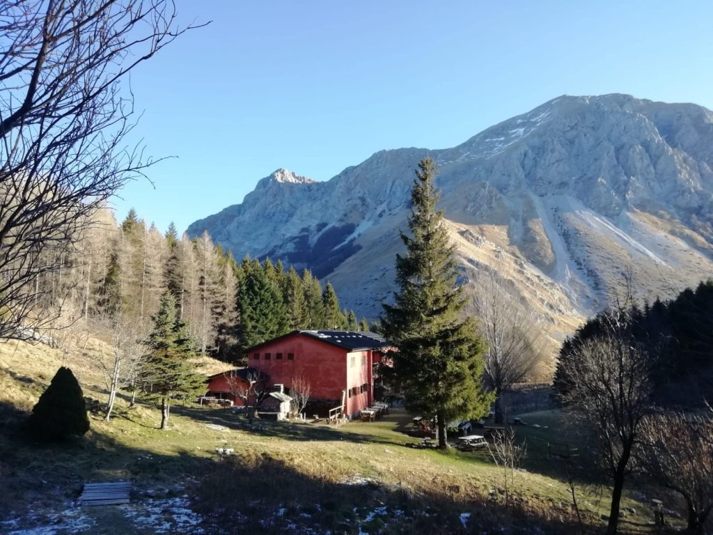 Il Rifugio Del Freo alla Foce di Mosceta, nelle Alpi Apuane. Foto FB Rifugio Del Freo