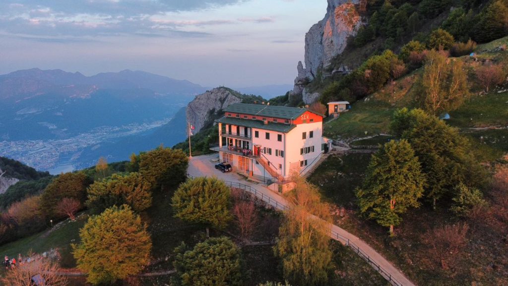Il Rifugio SEV sotto i Corni di Canzo. Foto FB Rifugio SEV Pianezzo