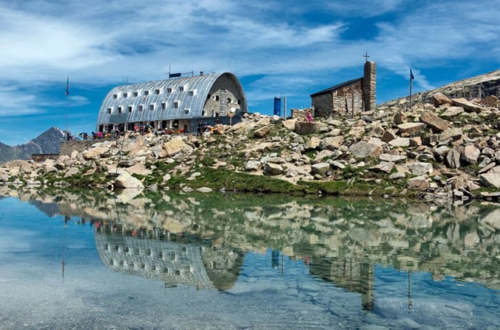 Facile escursione al rifugio Vittorio Emanuele II, ai piedi del Gran Paradiso, sul versante della Valle d’Aosta