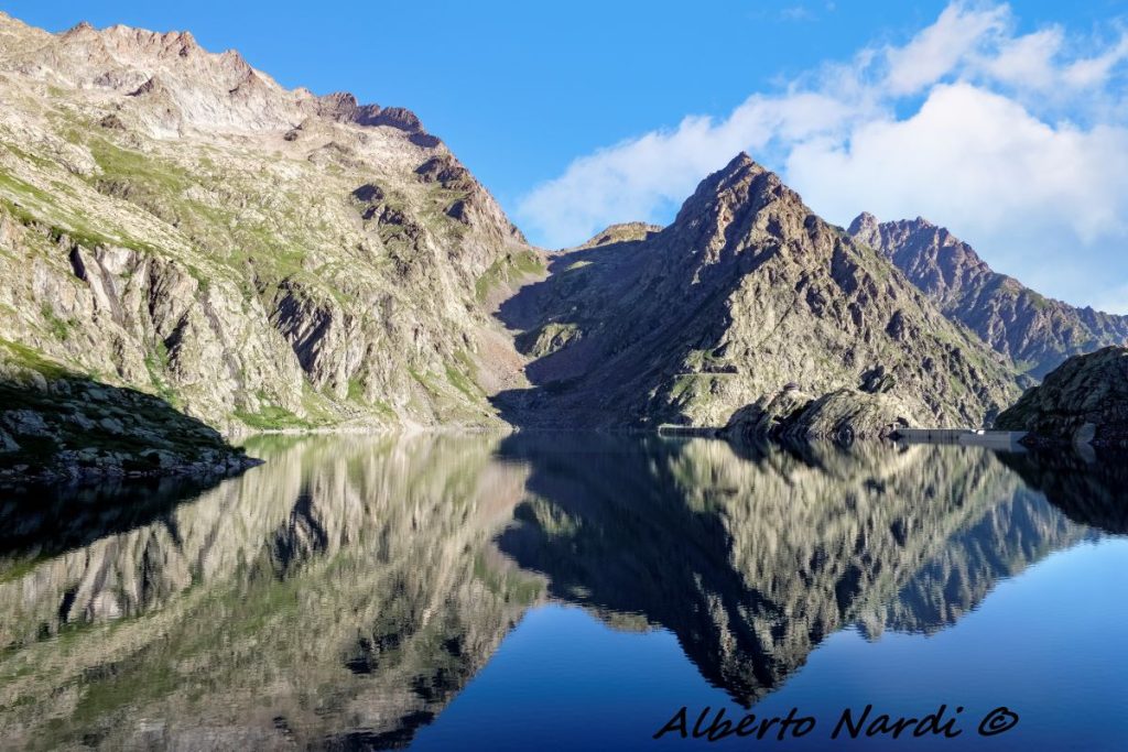 Il lago artificiale del Chiotas (1978 m). Foto Alberto Nardi