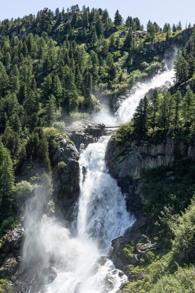 Il ponte che attraversa le cascate del Rutor © Cristina Argirò