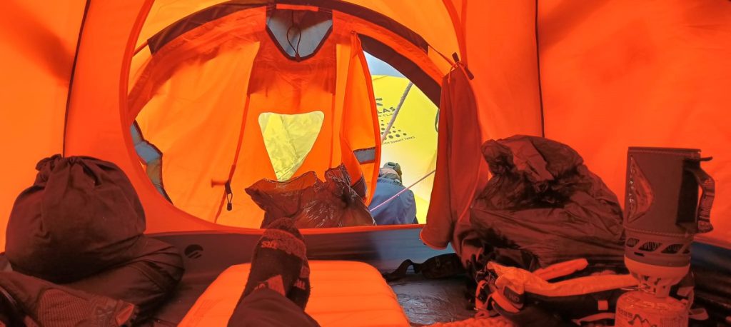 In tenda al campo-base, foto FB Cristina Piolini