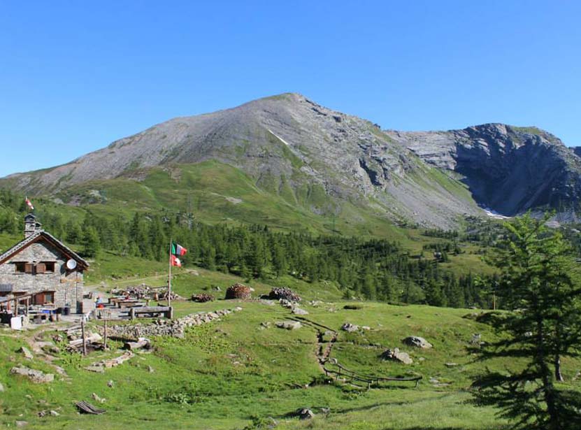L'Alpe Monscera con il rifugio Gattascossa. Foto rifugidellossola.it