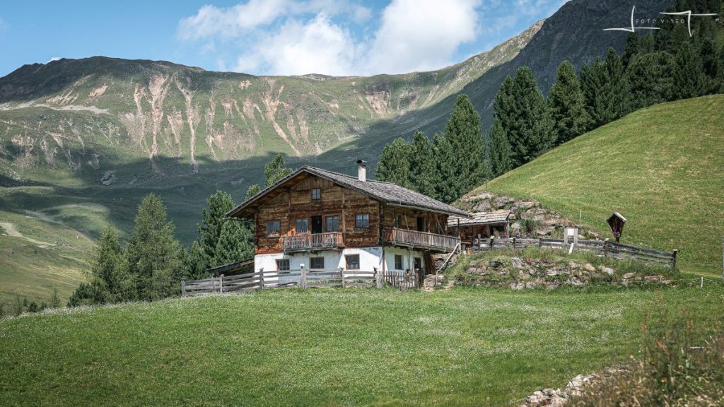 La Kaseralm con la cresta di confine sullo sfondo. Foto Luigi Tassi