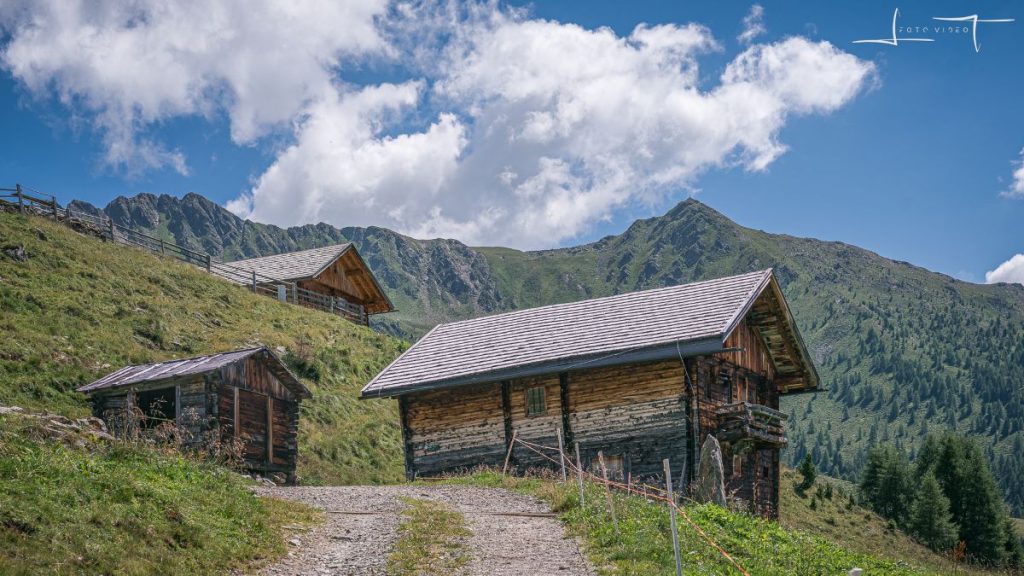 La Kipfel-Alm con il Kreuzspitze sullo sfondo. Foto Luigi Tassi