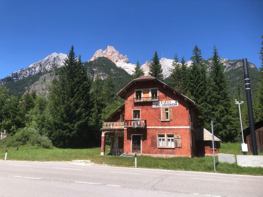 La casa cantoniera al Passo Cimabanche. Foto Massimo Spampani