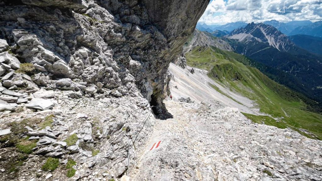 La cengia che porta sul Große Kinigat. Foto Luigi Tassi