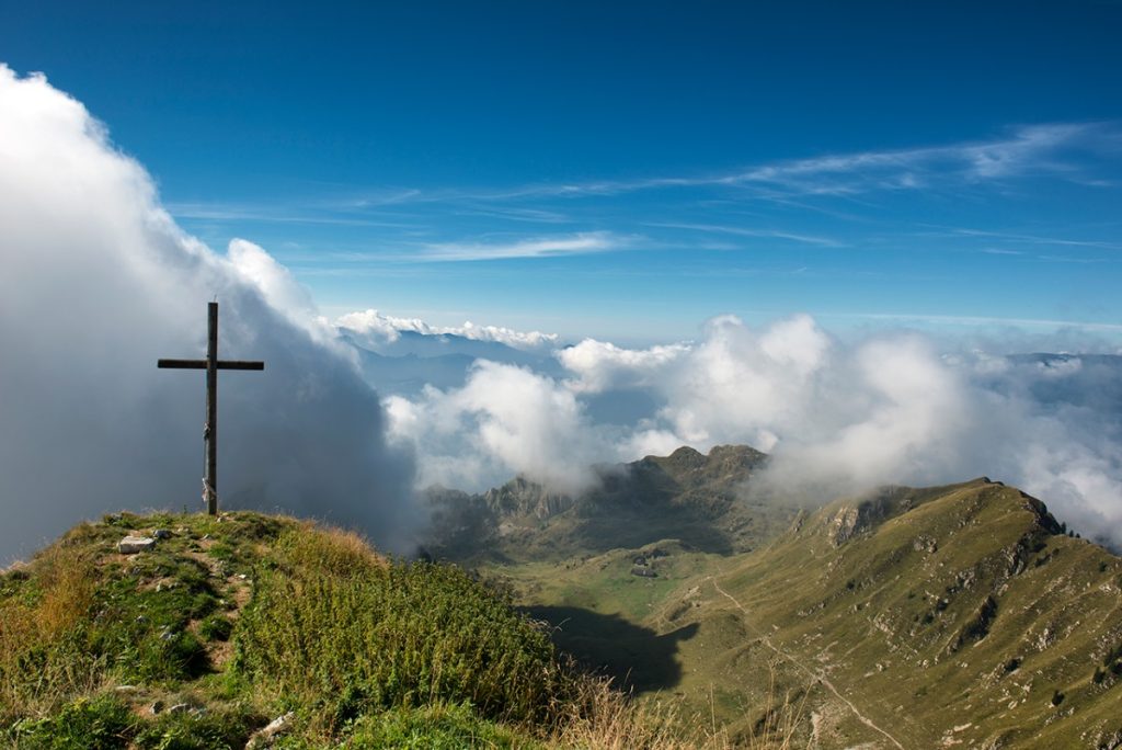 La croce di vetta del Cadria. Foto Roberto Carnevali
