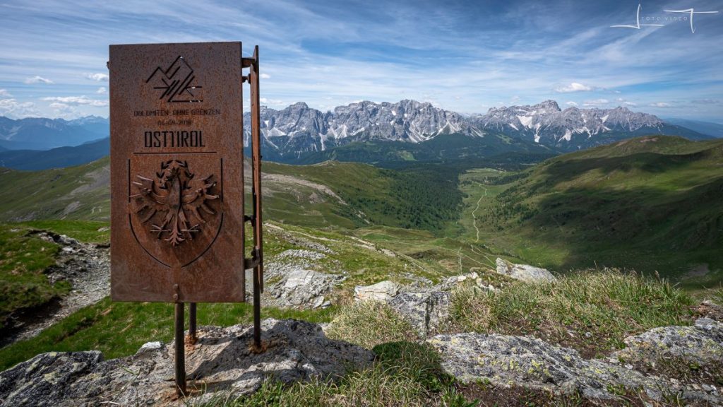 La stele di Dolomiti Senza Confini. Foto Luigi Tassi