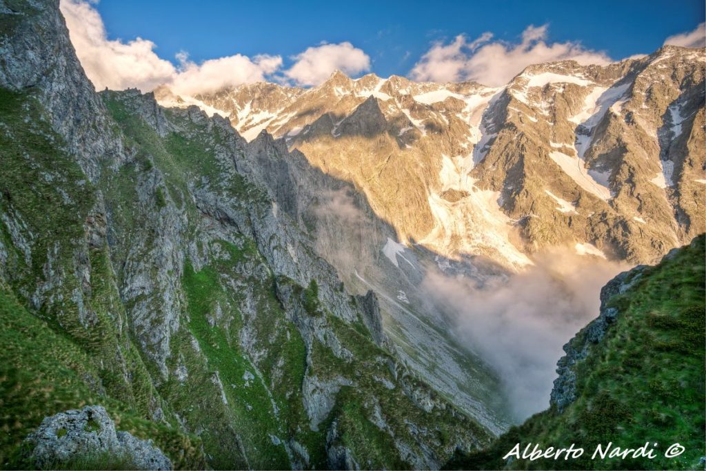 La vista dal Bivacco Festa sulla Cima dei Laghi Gelati, la Roccia del Baitone e i Corni di Val Rabbia. Foto Alberto Nardi