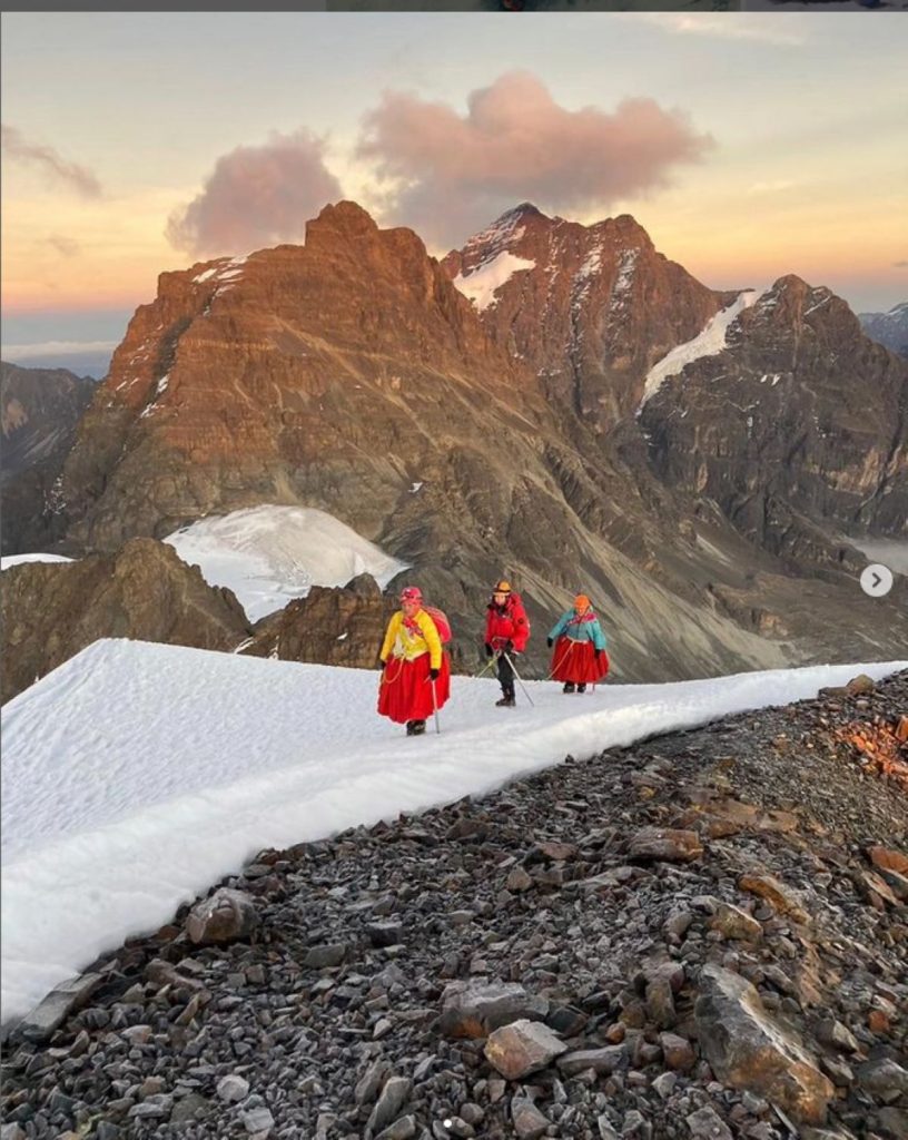 Las Cholitas Escaladoras verso il Piccolo Alpamayo Foto IG cholitasescaladoras