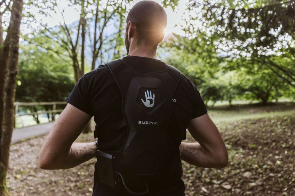 Lo speciale zaino Subpac che supporta gli appassionati con difficoltà uditive