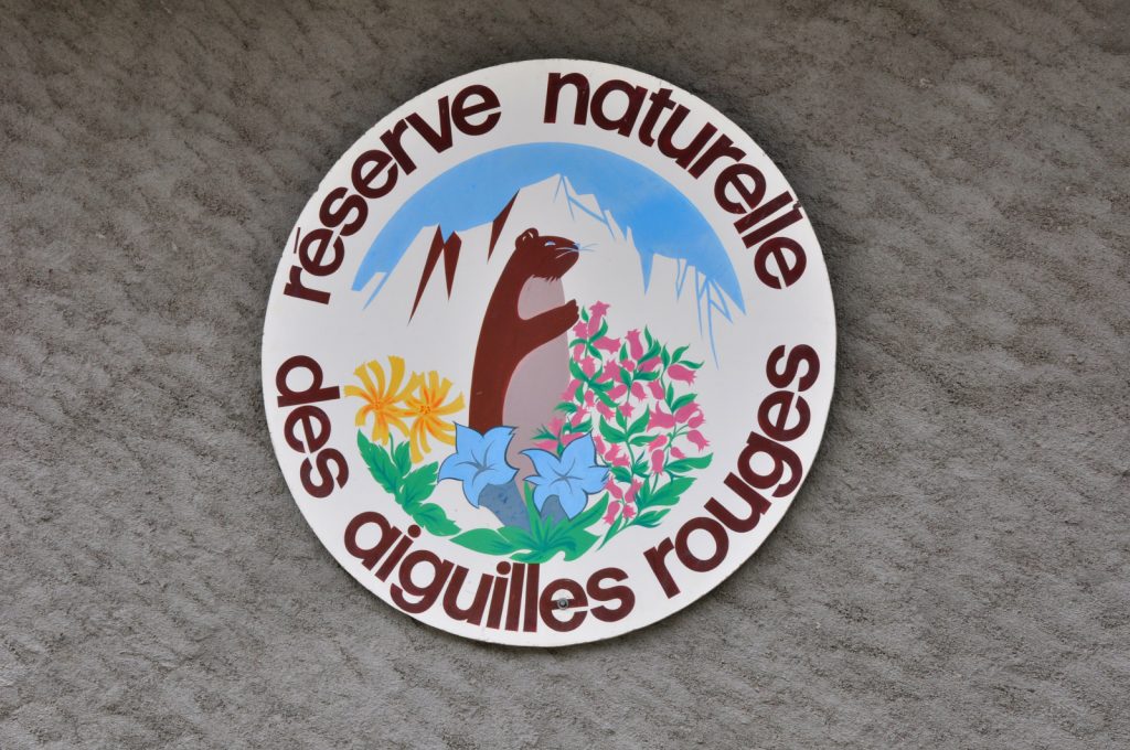 Lo stemma della Riserva Naturale delle Aiguilles Rouges, foto Stefano Ardito