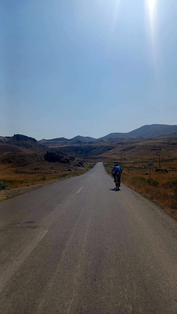 Lontano dalla capitale il traffico automobilistico è molto scarso. Foto Matteo Colizzi