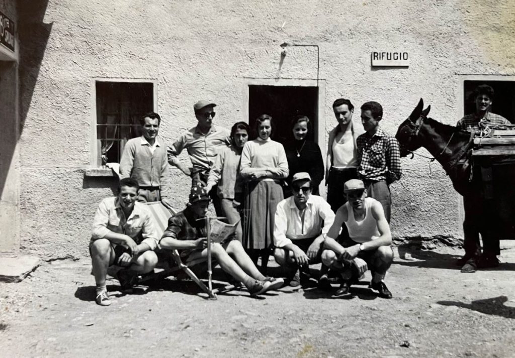 Mulo, conducente e ospiti al rifugio negli anni '70, foto archivio M. Comi
