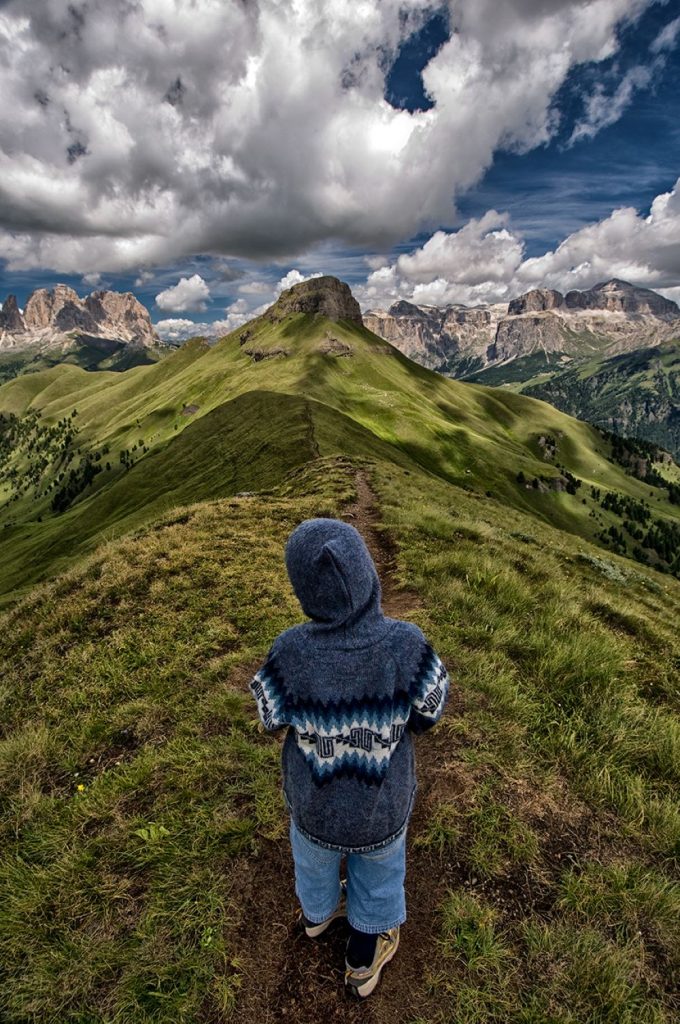 Panorama dal crinale con la Pietra Neigra, Sass Pordoi e Sassolungo. Foto Roberto Carnevali