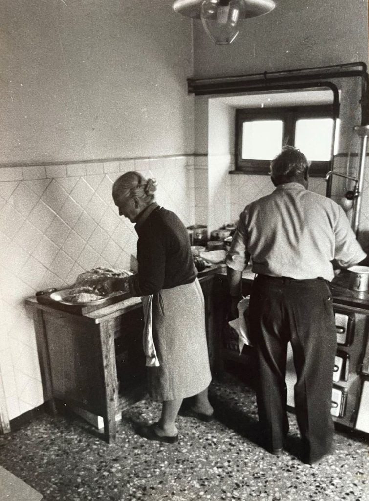 Perchè non accettare un servizio meno ricco ma più sostenibile nei costi e nelle emissioni, cucina rifugio anni