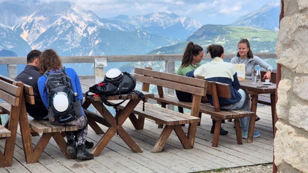 Sulla terrazza del rifugio Fonda Savio, foto Stefano Ardito