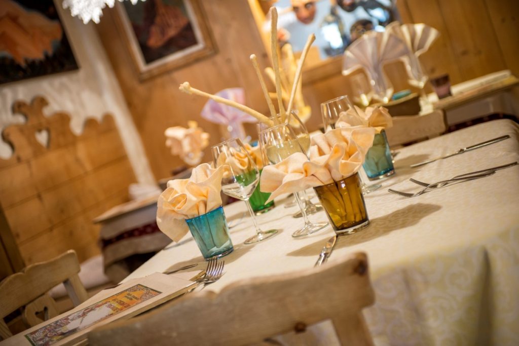 Tavole apparecchiate come nei ristoranti di fondovalle. FB Rifugio Fuciade