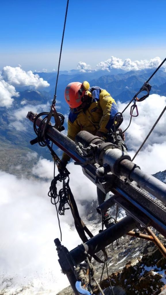 Tore Panzeri al lavoro alla Capanna Margherita nell