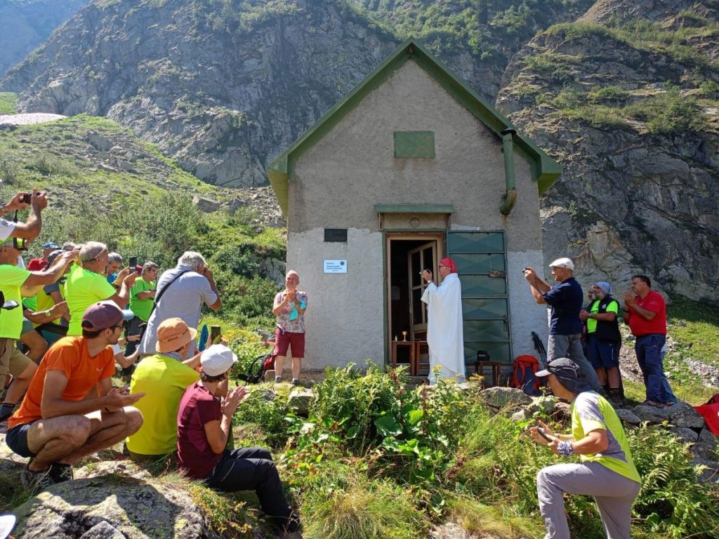 Un momento della funzione religiosa in occasione della reintitolazione del bivacco. Foto M.Castagni