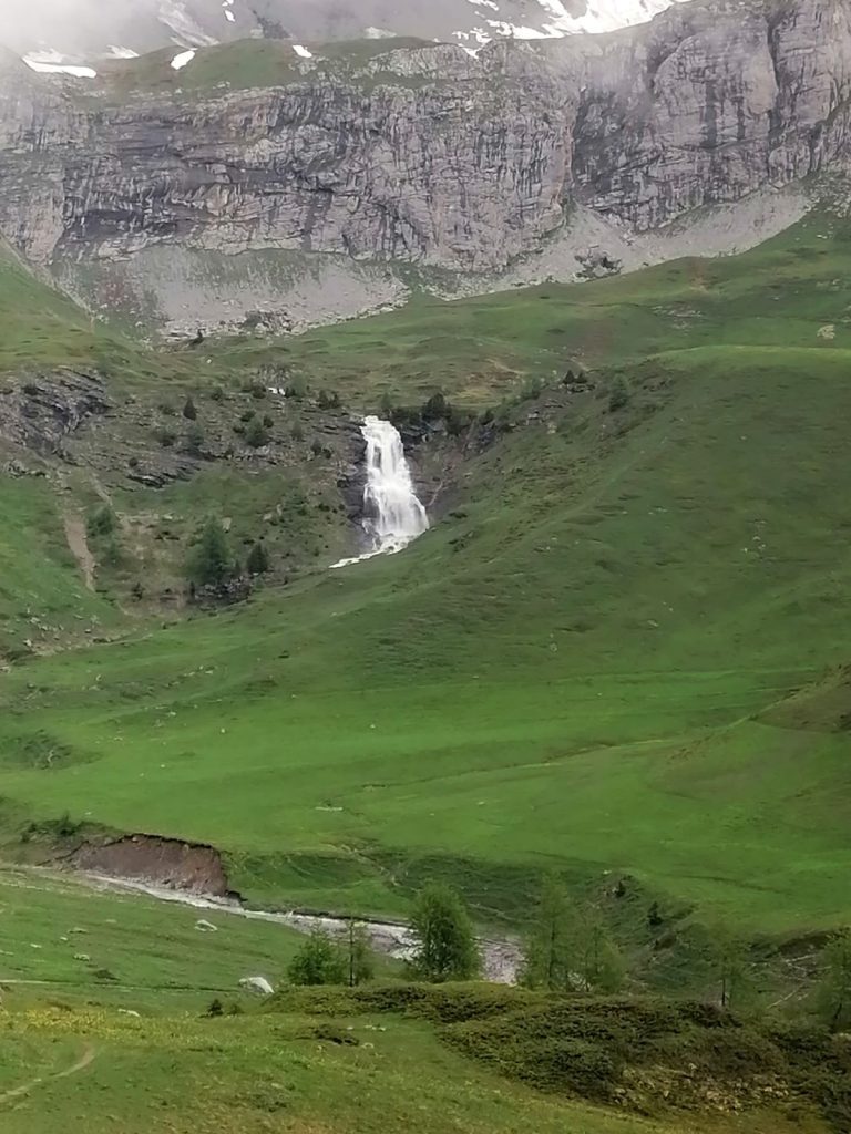 Una delle cascate nella Valle della Tièche. Foto Ettore Pettinaroli