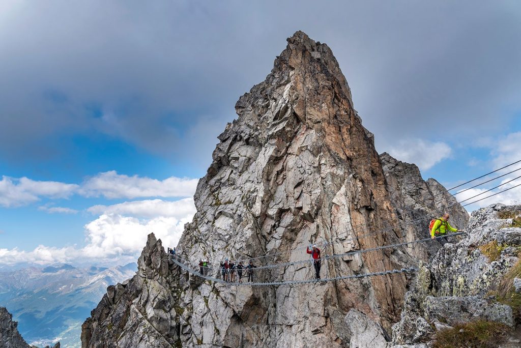 Una delle passerelle che si incontrano sul Sentiero dei Fiori. Foto Christian Martelet