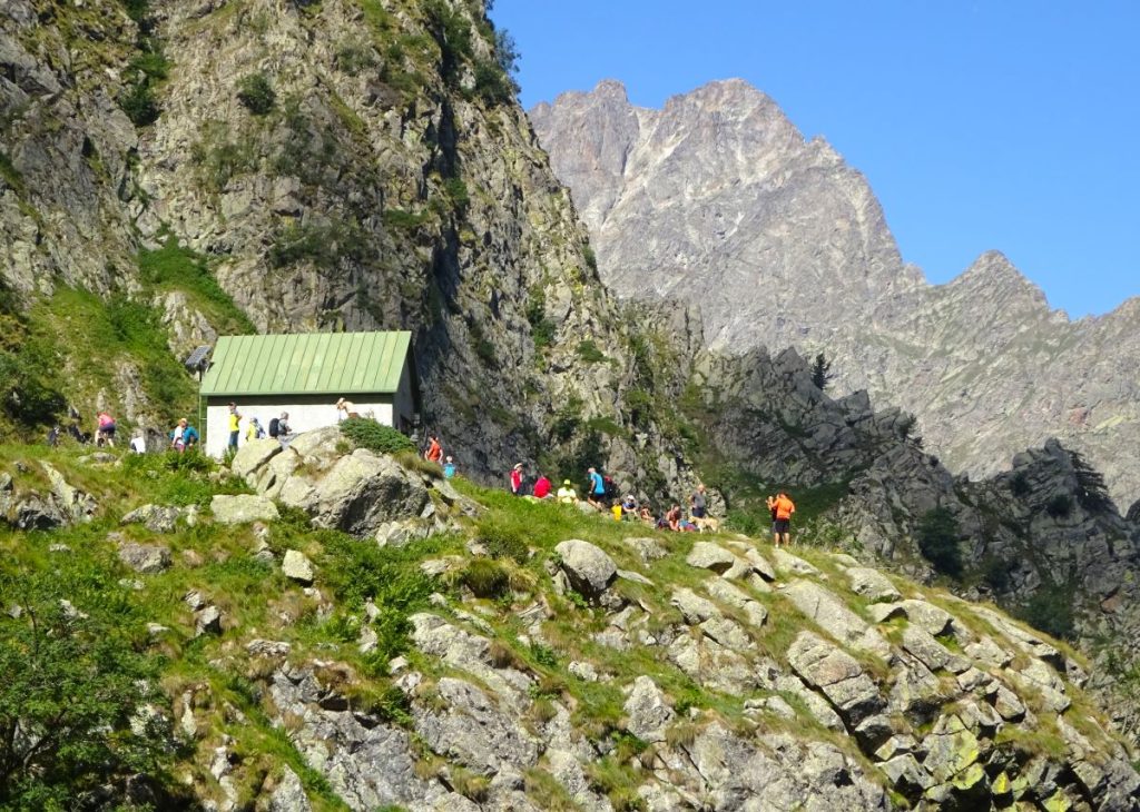 Un'altra immagine del bivacco nelle Alpi Marittime intitolato a Matteo Campia e Niculin Gandolfo. Foto F. Scotto