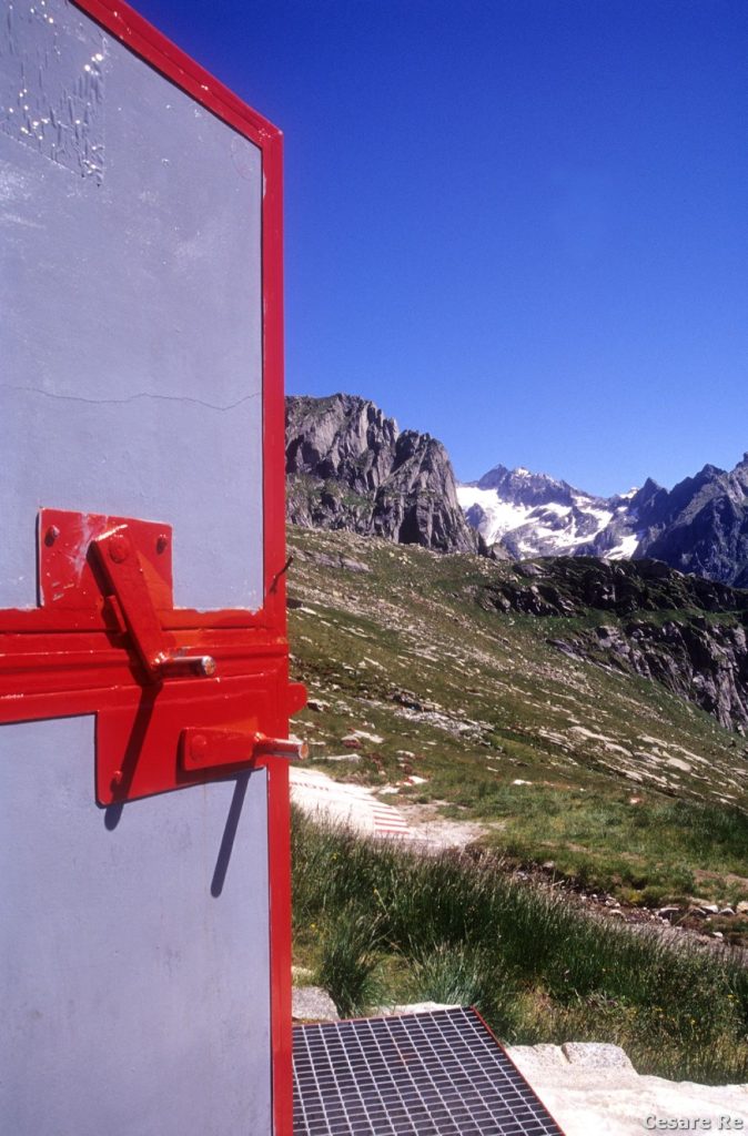 Uno sguardo dal bivacco, locale invernale del Rifugio Omio. Foto Cesare Re