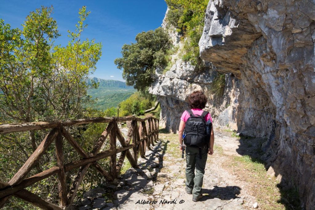 Verso il Santuario e le Grotte del Monte San Michele. Foto Alberto Nardi