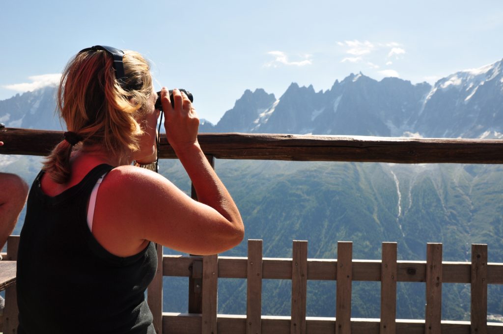 escursionista al rifugio di Bellachat, foto Stefano Ardito