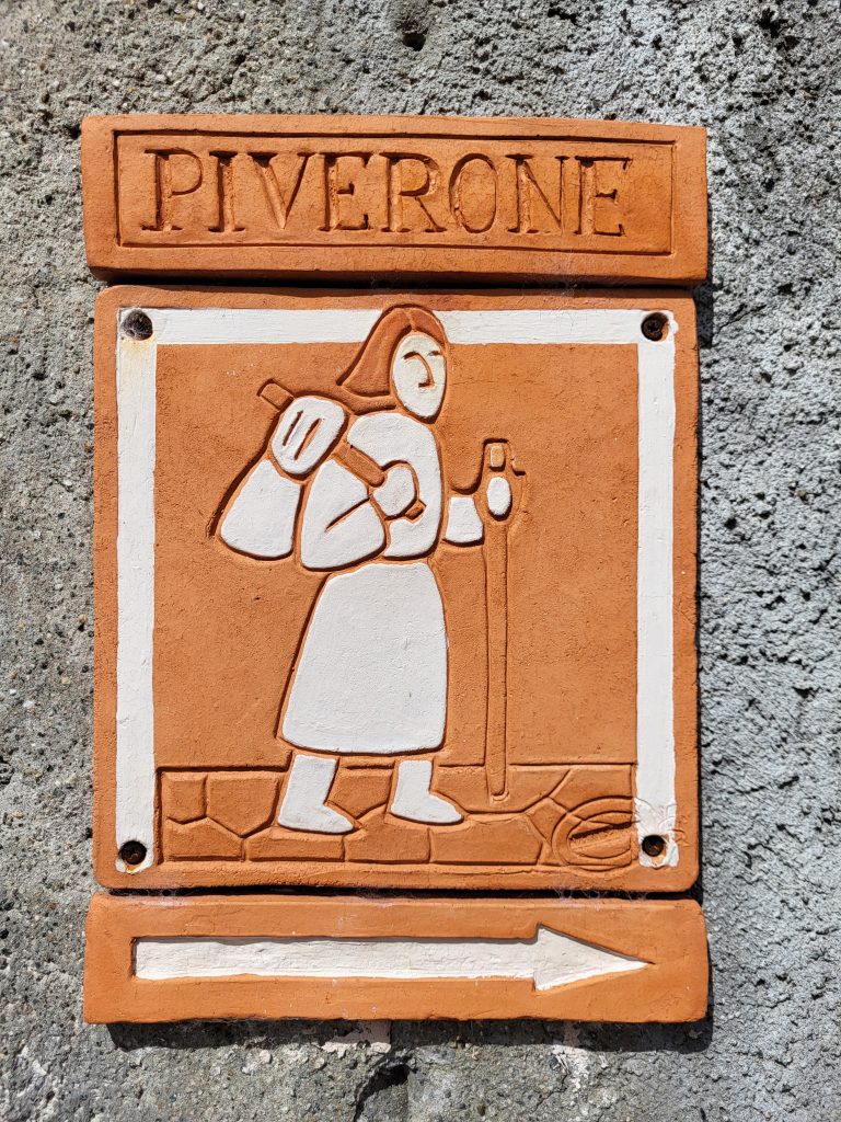 Il pellegrino simbolo ufficiale della Via Francigena © Lisa Mathiasen