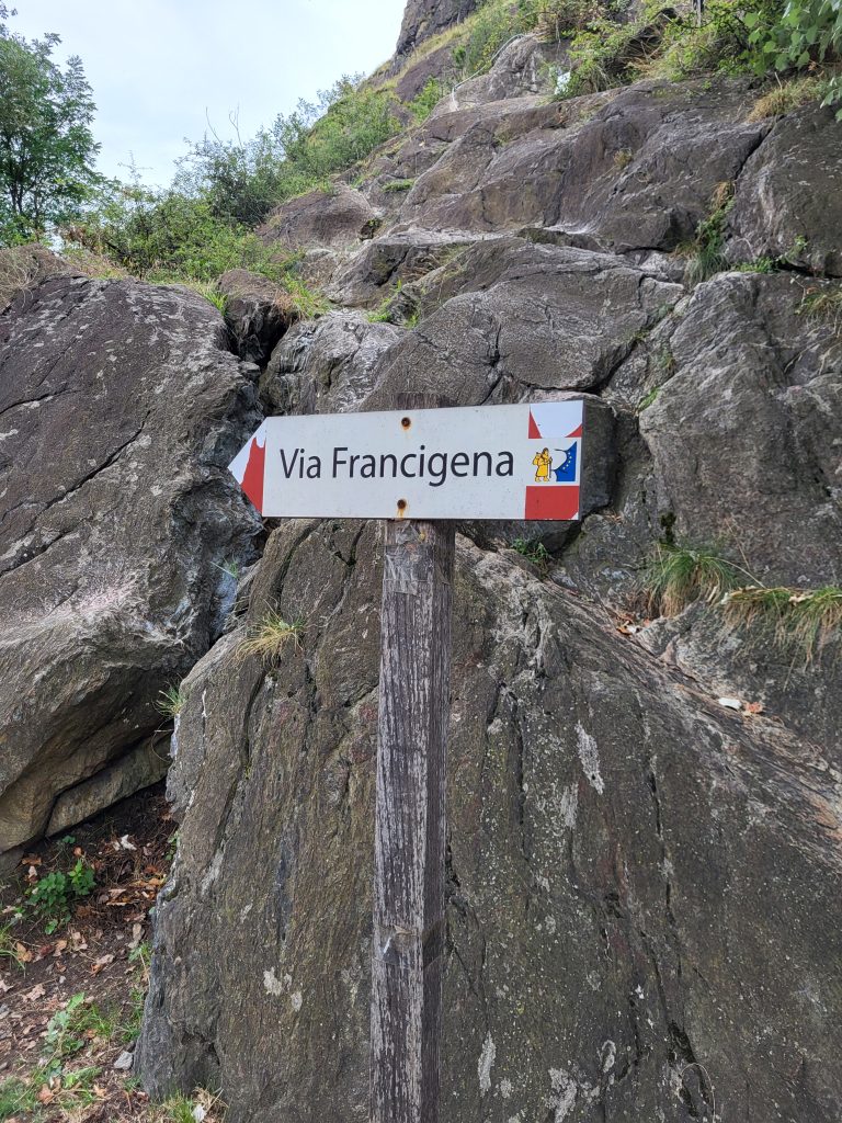 Nella zona di Chiusa San Michele la Francigena transita sotto le bancate rocciose del Monte Pirchiriano © Lisa Mathiasen