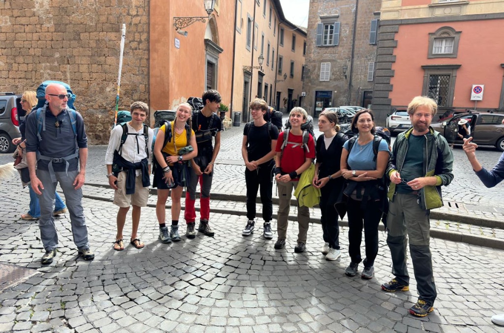 Foto di gruppo prima di mettersi in cammino
