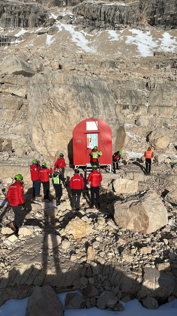 La fase finale del posizionamento del bivacco intitolato a Aldo Giustina e Alberto Bonafede @ Soccorso Alpino e Speleologico Veneto