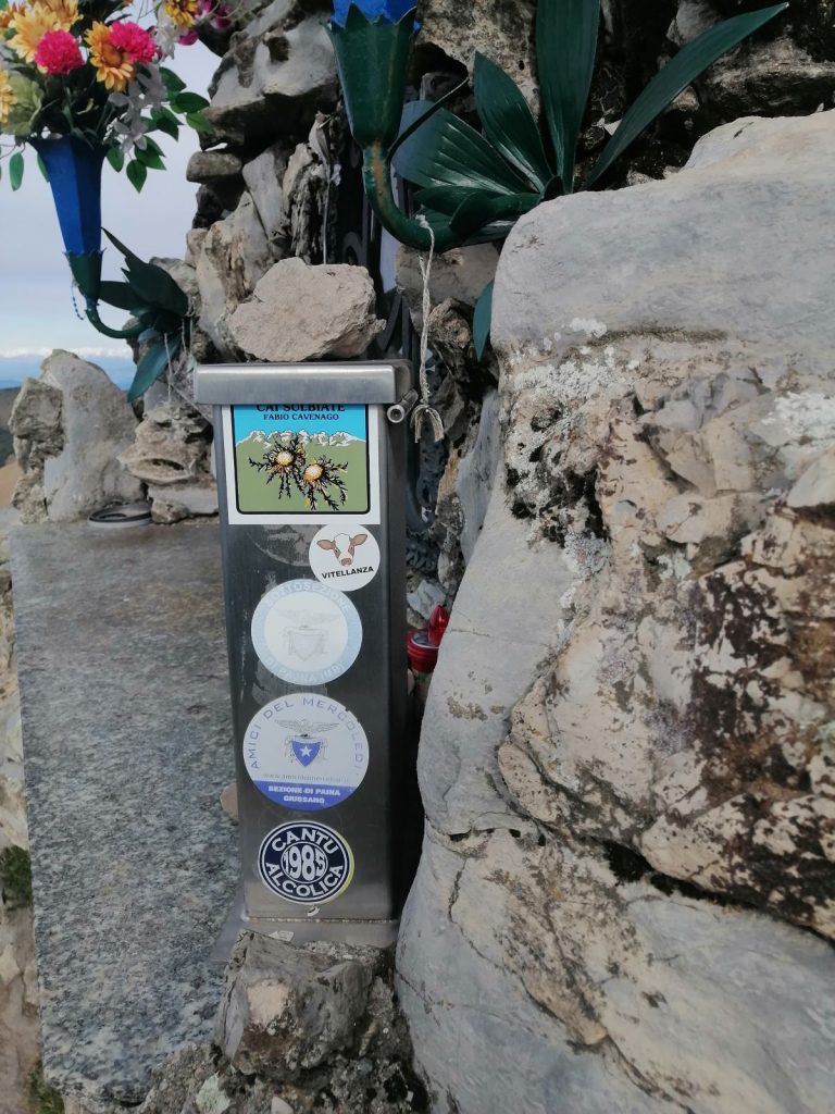 Anche le scatole dei libri di vetta piacciono agli imbrattatori. Foto Ettore Pettinaroli