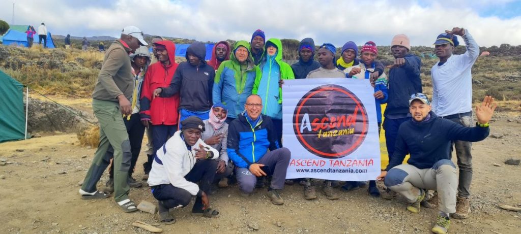 Andrea e Leonardo scon il loro team di guide e portatori. Foto Cappadozzi