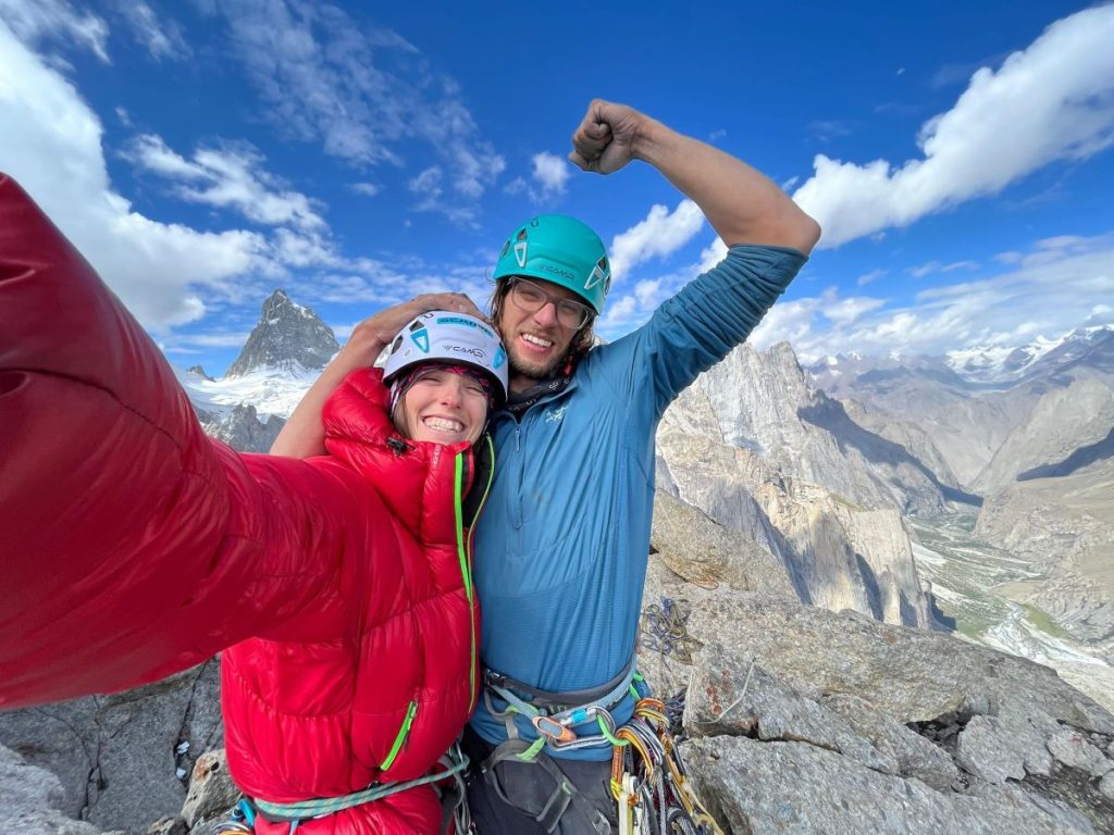 Chiara Gusmeroli con Matteo de Zaiacomo in vetta allo Sckem Braq