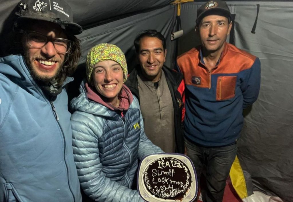 Chiara Gusmeroli e Matteo De Zaiacomo festeggiati al ritorno al campo base @chiieer