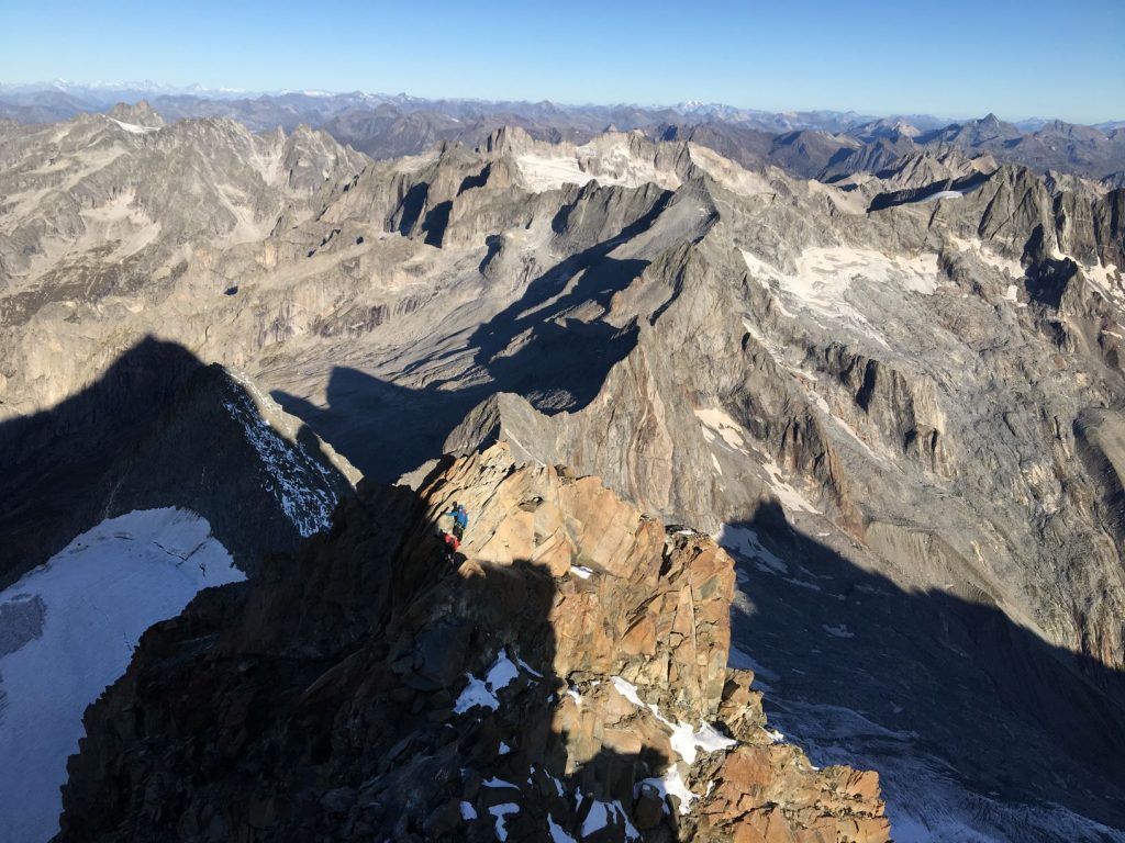 Chiari e scuri si fronteggiano lungo la salita al Disgrazia foto M. Comi