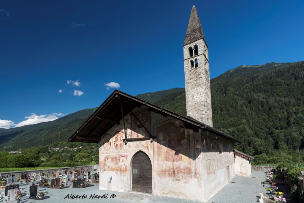 Chiesa di S. Antonio Abate in Pelugo, costruita alla fine del XV secolo e affrescata dai Baschenis. Foto Alberto Nardi