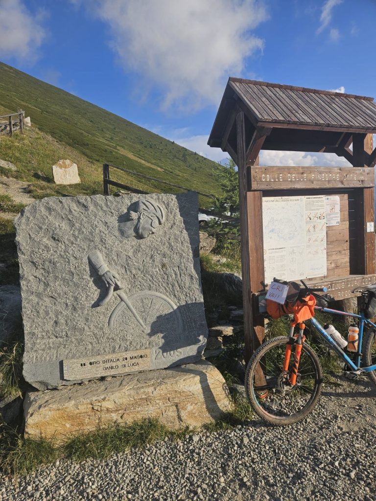 Colle Finestre, il Monumento a Di Luca. Foto Matteo Colizzi