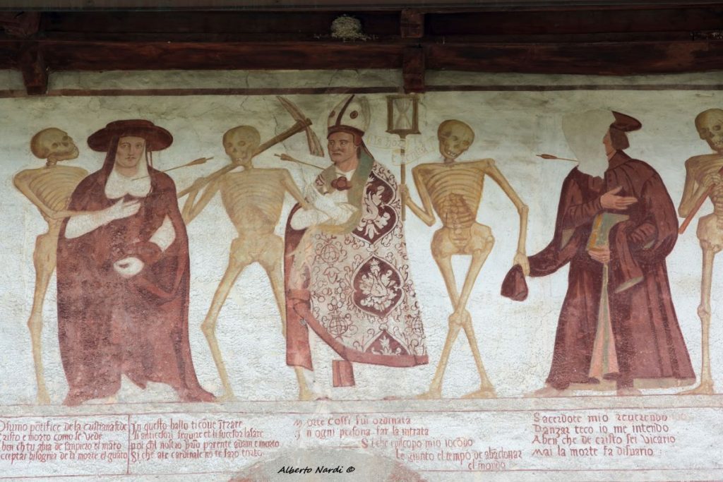 Dettaglio della Danza macabra, affrescata da Simone Baschenis nella chies di San Vigilio a Pinzolo. Foto Alberto Nardi