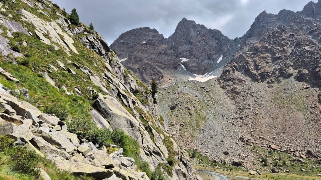 I Corni Bruciati dal sentiero, foto Stefano Ardito