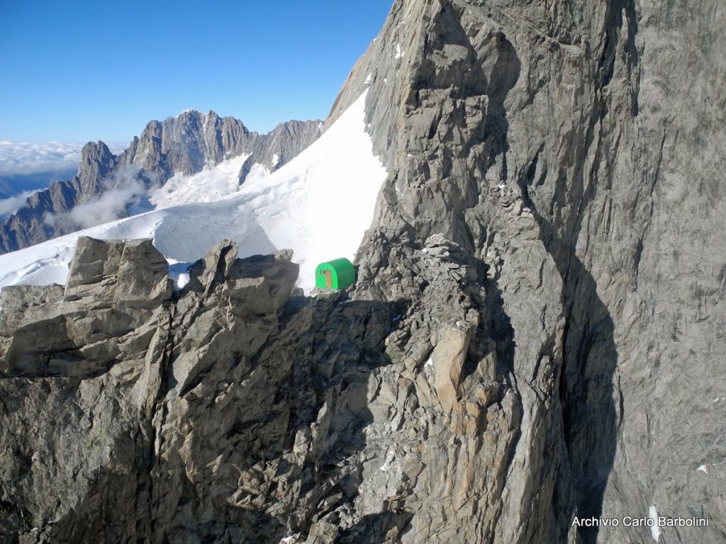 Il Bivacco Ettore Canzio, posto a 3.818 metri all