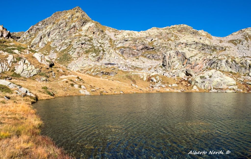Il Lago della Barma con alle spalle in rifugio omonimo. Foto Alberto Nardi