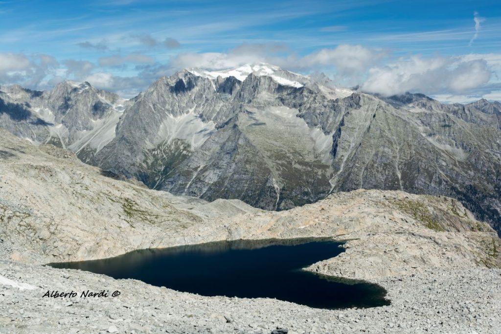 Il Lago della Busa del Morto. Sullo sfondo la Presanella. Foto Alberto Nardi