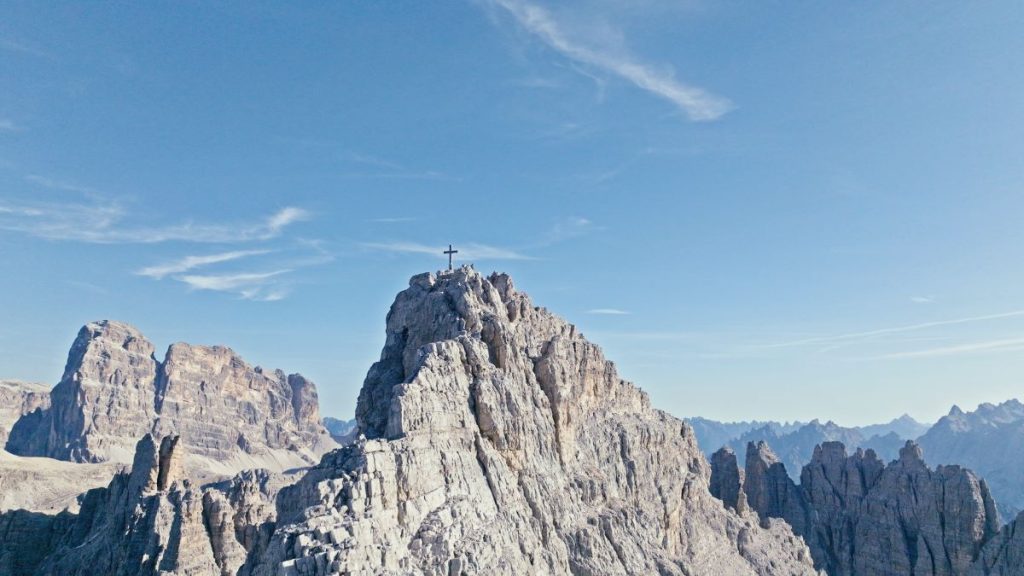 Il Monte Paterno, sullo sfondo Croda dei Toni. Foto Luigi Tassi